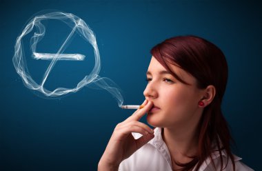 Sigara içmeyen sağlıksız sigara içen genç bayan.