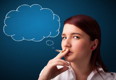 Fikir bulutuyla sigara içen güzel bayan