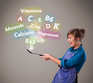 Genç bir kadın vitamin ve mineral pişiriyor.