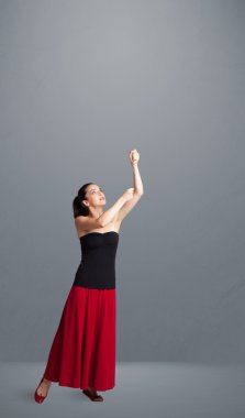 Fotokopi almakla meşgul güzel bayan.