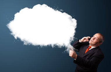 telefon görüşmesi yapma ve soyut bulut kopya sunulması iş adamı