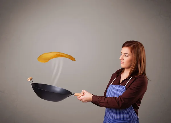 Vrouw maken de pannenkoeken — Stockfoto