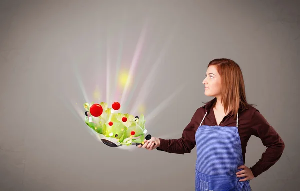 Mujer joven cocinando verduras frescas — Foto de Stock