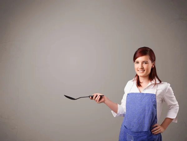 Mujer bonita sosteniendo una cuchara — Foto de Stock