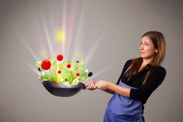 Giovane donna che cucina verdure fresche — Foto Stock