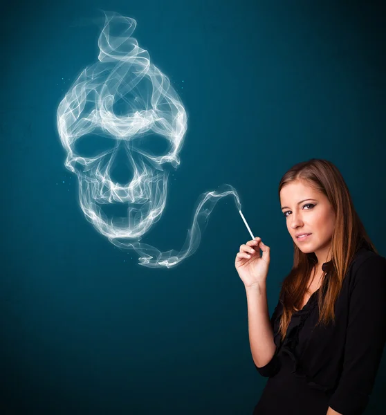Jonge vrouw rookt gevaarlijke sigaret met giftige schedelrook — Stockfoto