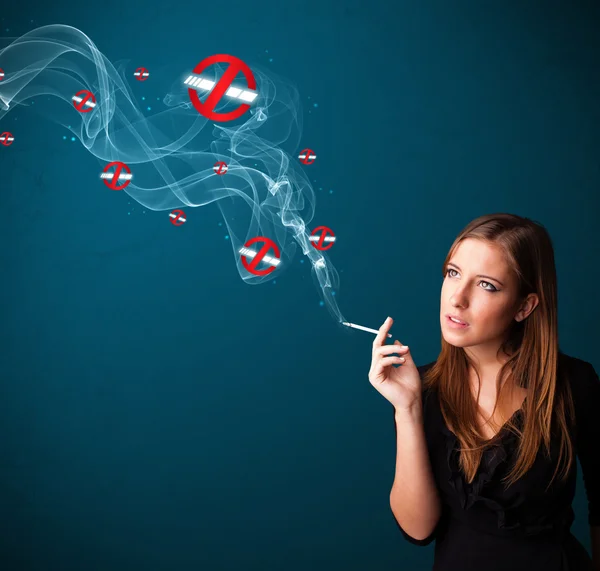 Молода жінка палить небезпечну сигарету без курильних знаків — стокове фото