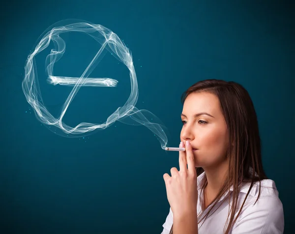 Jovem senhora fumar cigarro insalubre sem sinal de fumar — Fotografia de Stock