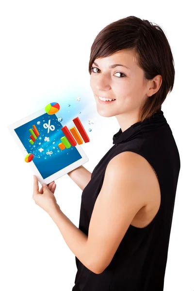 Mulher jovem olhando para tablet moderno com diagramas coloridos — Fotografia de Stock