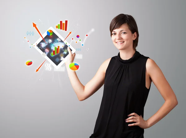 Mulher segurando tablet moderno com diagramas coloridos e gráficos — Fotografia de Stock