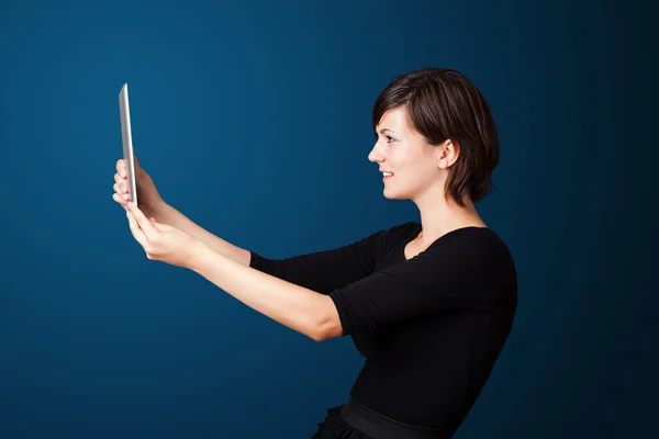 Mujer joven mirando la tableta moderna — Foto de Stock