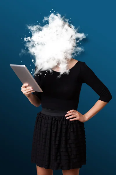 Mujer joven mirando tableta moderna con nube abstracta — Foto de Stock