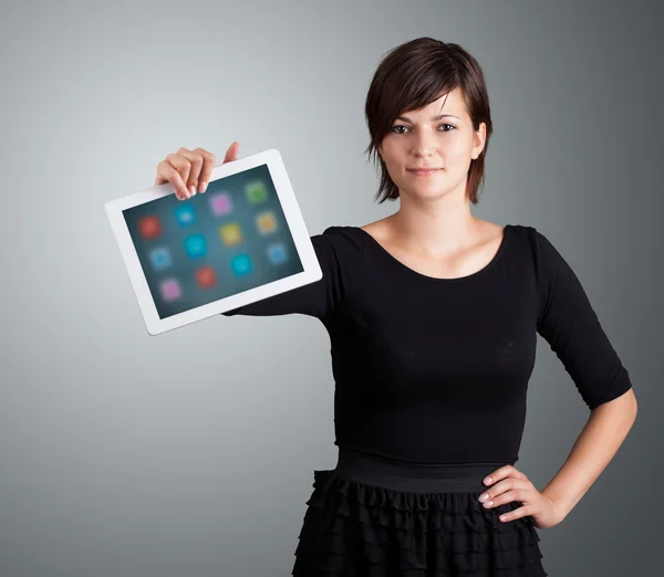 Kobieta trzymająca nowoczesną tabletkę z kolorowymi ikonami — Zdjęcie stockowe