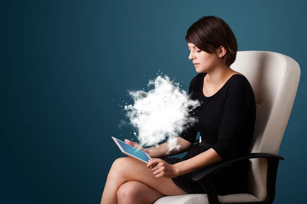 Mujer joven mirando tableta moderna con nube abstracta — Foto de Stock