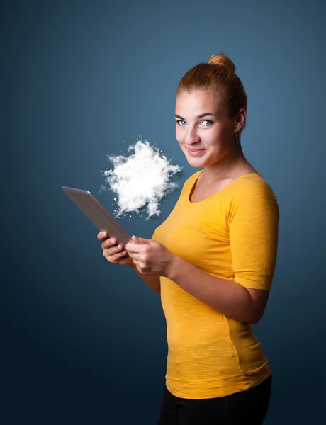 Mujer joven mirando tableta moderna con nube abstracta — Foto de Stock