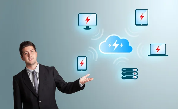 Jovem apresentando rede de computação em nuvem — Fotografia de Stock