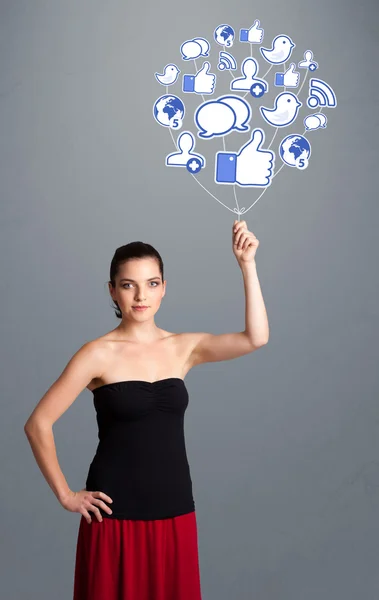 Mujer bonita sosteniendo icono social globo — Foto de Stock