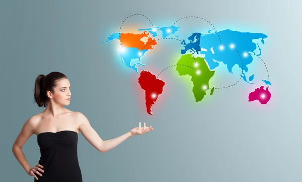 Mladá žena, prezentující barevný svět mapa — Stock fotografie