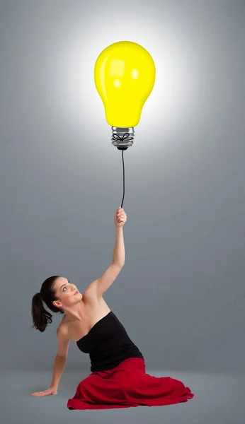 Bella signora in possesso di un palloncino lampadina — Foto Stock