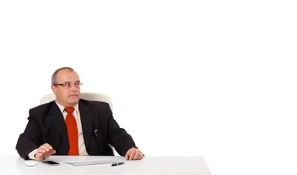 Geschäftsmann sitzt am Schreibtisch mit Kopierplatz — Stockfoto