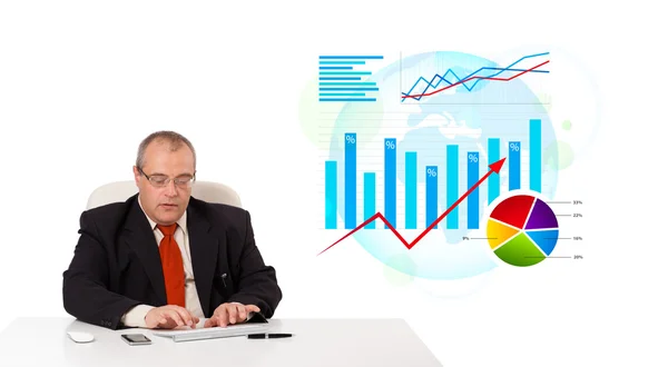 Istatistikleri ile masaya oturan işadamı — Stok fotoğraf