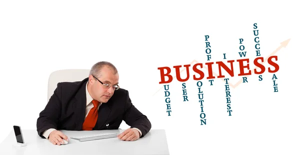 Krawat siedząc przy biurku z biznes chmura słowa — Zdjęcie stockowe