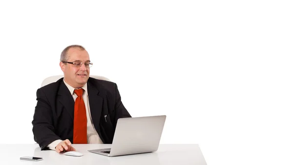 Buisnessman sentado en el escritorio y buscando portátil con espacio para copiar — Foto de Stock