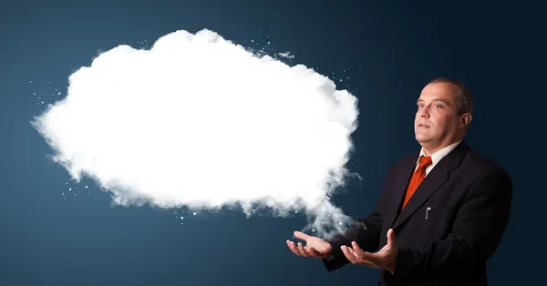 Empresário apresentando espaço de cópia em nuvem abstrata — Fotografia de Stock