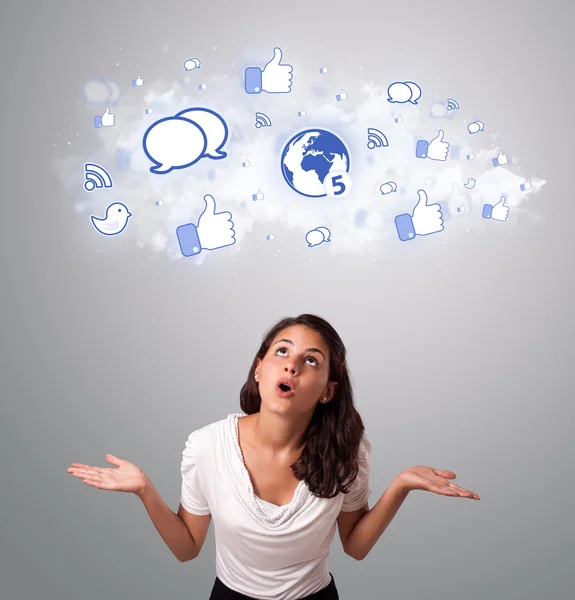 Bonita mulher olhando ícones de rede social na nuvem abstrata — Fotografia de Stock