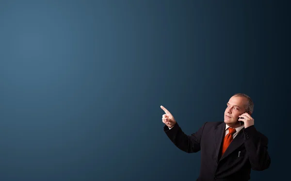 Businessman making phone call and presenting copy space — Stock Photo, Image