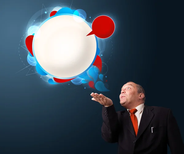 Grappige zakenman presenteren abstracte moderne toespraak bubble kopie — Stockfoto