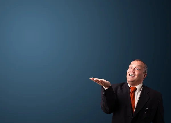Grappige zakenman gebaren met kopie ruimte — Stockfoto