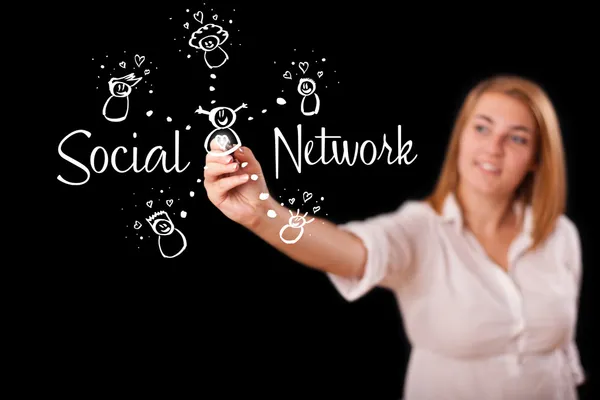 Frau zeichnet soziales Netzwerk-Thema auf Whiteboard — Stockfoto