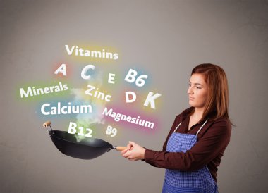 Genç bir kadın vitamin ve mineral pişiriyor.