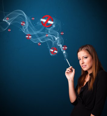 Sigara içmeyen tehlikeli sigara içen genç bir kadın.