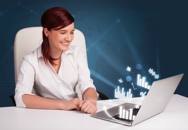 masada oturan ve diyagramları ile laptop tipik güzel kadın