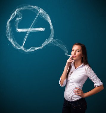 Sigara içmeyen sağlıksız sigara içen genç bayan.