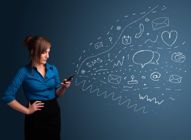Çeşitli modern teknoloji simgeleriyle akıllı telefonda yazan kız