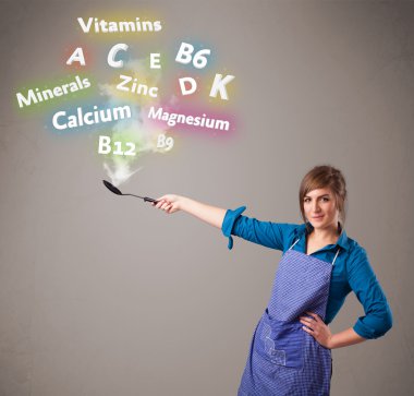 Genç bir kadın vitamin ve mineral pişiriyor.