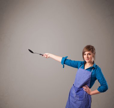 Güzel bir kadın kaşık tutuyor.