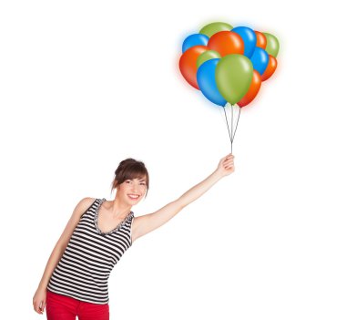 Genç bir kadın elinde renkli balonlar tutuyor.