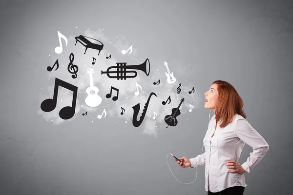 Beautiful young woman singing and listening to music with musica — Stock Photo, Image