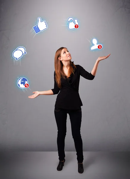 Attraktive junge Frau jongliert mit Ikonen des sozialen Netzwerks — Stockfoto