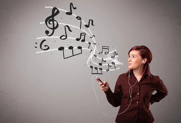 Jolie jeune femme chantant et écoutant de la musique avec de la musique — Photo