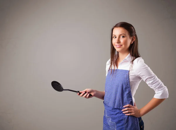 Mujer bonita sosteniendo una cuchara — Foto de Stock