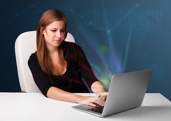 Mulher bonita sentada na mesa e digitando no laptop com abstra — Fotografia de Stock