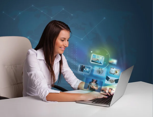 masada oturan ve onun Fotoğraf Galerisi izlerken güzel kız