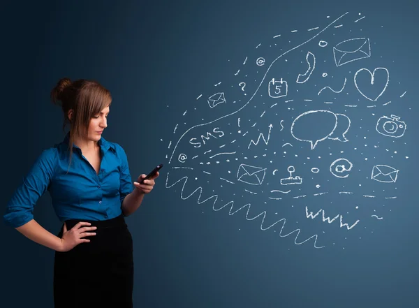 Chica escribiendo en el teléfono inteligente con varios iconos de la tecnología moderna — Foto de Stock