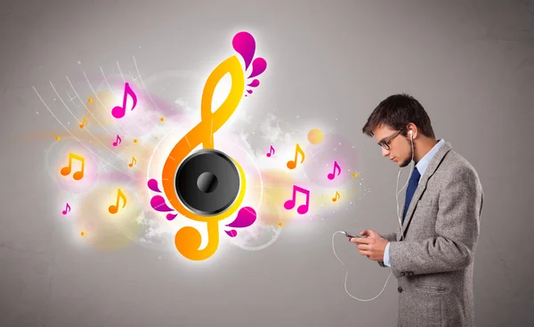 Jonge man zingen en luisteren naar muziek met muzieknoten — Stockfoto