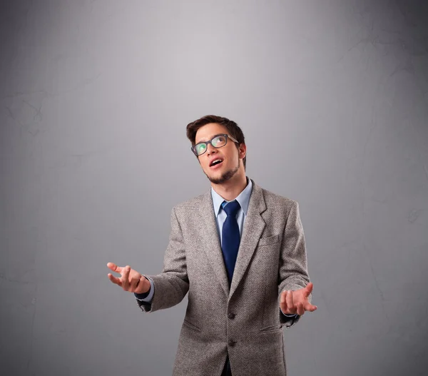 Grappige mens jongleren met kopie ruimte — Stockfoto